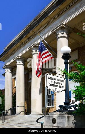 Über 100 Jahre altes neoklassizistisches Revival-Gebäude, an der NRHP, dem ehemaligen Postamt, jetzt der Wahlkommission im Libanon, TN, USA Stockfoto