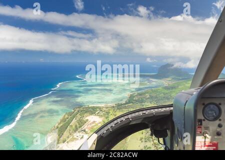 Blick vom Hubschrauber auf die Halbinsel Le Morne Brabant. Mauritius-Landschaft Stockfoto