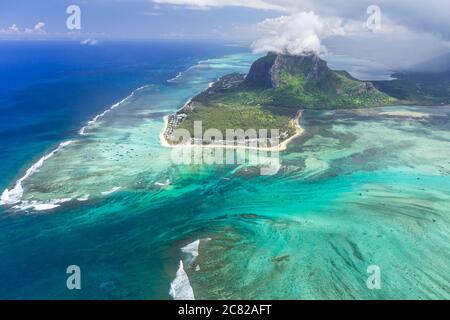 Luftaufnahme von Le Morne brabant und dem Unterwasser-Wasserfall optische Täuschung und Naturphänomene, Mauritius, Indischer Ozean, Afrika Stockfoto