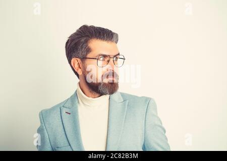 Selbstbewusst elegant schöner junger Mann vor weißem Hintergrund im Studio trägt schönen Anzug. Stockfoto