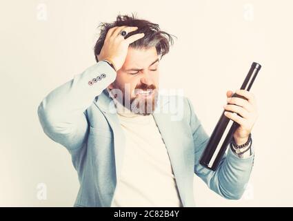 Menschen, Alkohol und Getränke Konzept - Senior Mann trinken Rotwein. Stockfoto