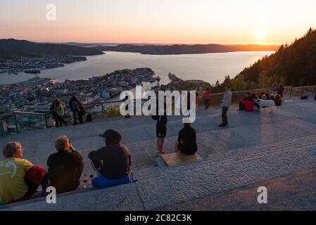 Menschen, die den Blick von oben auf Fløyen mit Blick auf Bergen in Norwegen vermessen Stockfoto