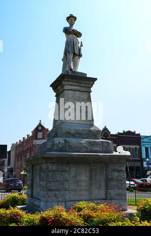 Vorderansicht der Statue des konföderierten Generals Hatton auf Steinsockel mit Inschrift auf dem Stadtplatz im Libanon, TN, USA Stockfoto