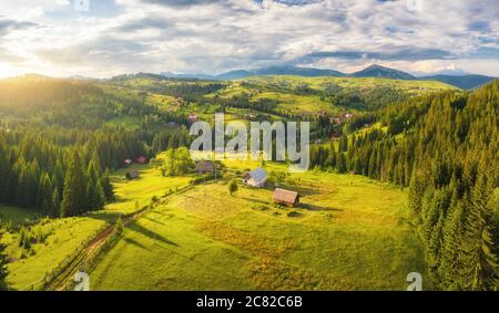 Luftaufnahme eines kleinen Dorfes in den Karpaten bei Sonnenuntergang Stockfoto