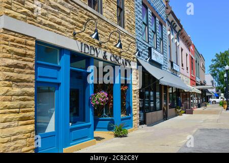 Alte renovierte Stein- und Backsteingebäude mit trendigen Geschäften in der Innenstadt des historischen Lebanon Square, im Libanon, TN, USA Stockfoto