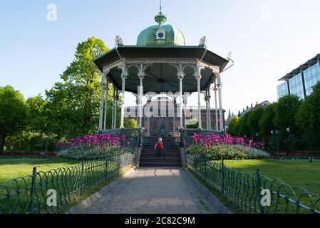 Ein kleiner Junge geht die Stufen des Musikpavillon in einem Park im Zentrum von Bergen, Norwegen, hinunter Stockfoto