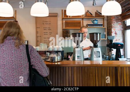 Tim Wendelboe Café, Espresso-Bar und Mikro-Rösterei in Oslo, Norwegen Stockfoto