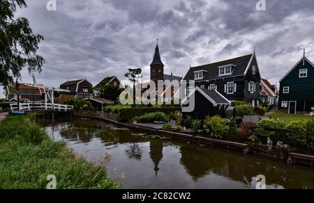 Moody und wolkiger Tag im historischen Dorf Marken Stockfoto