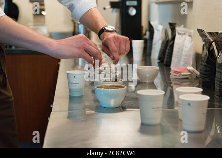 Tim Wendelboe Café, Espresso-Bar und Mikro-Rösterei in Oslo, Norwegen Stockfoto