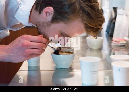 Tim Wendelboe Café, Espresso-Bar und Mikro-Rösterei in Oslo, Norwegen Stockfoto