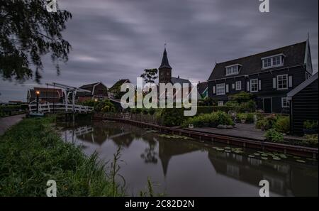 Morgenszene in Marken, Niederlande, aufgenommen mit Langzeitbelichtung Stockfoto