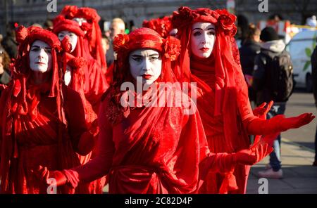 London, Großbritannien. Oktober 2019. Trotz eines stadtweiten Protesten-Verbots gehen Mitglieder der Roten Brigade des Extinction Rebellion langsam vom Trafalgar Square nach Stockfoto