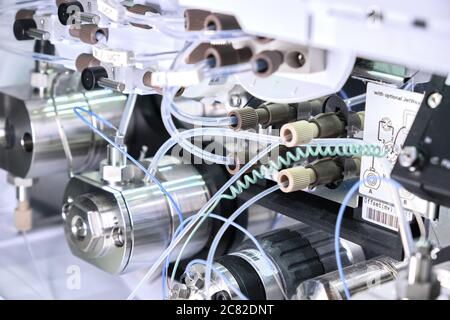 Binäre Pumpe im HPLC-System. Hochleistungs-Flüssigchromatographie im chemischen Labor. Stockfoto