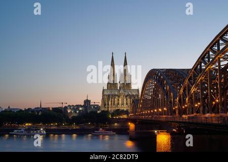 Kölner Skyline mit Rhein, Kölner Dom und Hohenzollernbrücke bei Sonnenuntergang Stockfoto