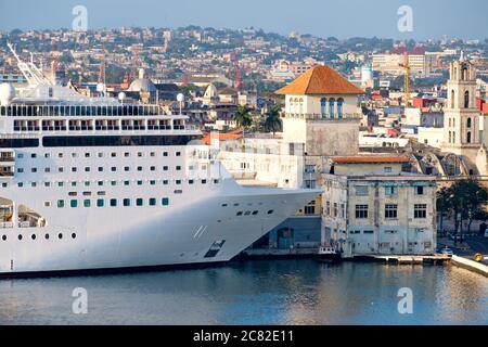 Das Kreuzfahrtschiff dockte am Kreuzfahrtterminal in der Altstadt von Havanna in Kuba an Stockfoto