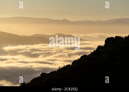 Am frühen Morgen Blick auf neblige Bergrücken und Schluchten nördlich von Chatsworth in Los Angeles, Kalifornien. Stockfoto