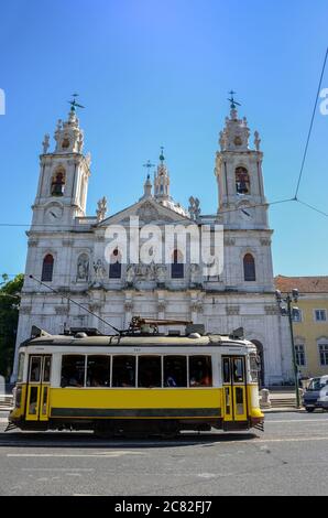 Die gelbe Straßenbahn und die Basilika Estrela (oder die königliche Basilika und das Kloster des Heiligsten Herzens Jesu) in Lissabon, Portugal Stockfoto