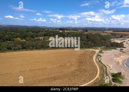 West Sussex Luftbild vom Strand bei Climping Blick ins Landesinnere in Richtung der South Downs. Stockfoto