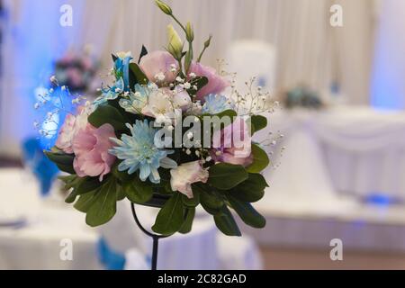 Selektive Fokusaufnahme eines Brautstraußes mit blauem und Lila Blüten Stockfoto