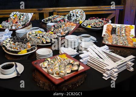 Verschiedene Sushi-Sets auf dem Banketttisch Stockfoto