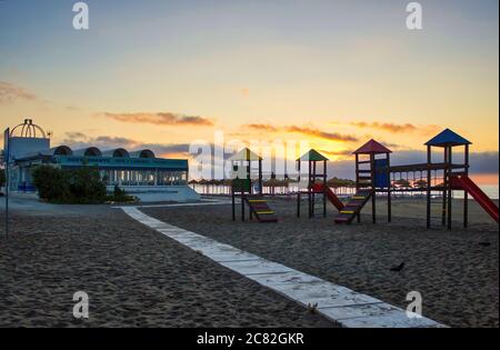 Malaga, Spanien - 02. September 2015: Dramatische Sonnenuntergänge Blick auf Park im Freien an einem Sandstrand an der Costa del Sol Occidental ist ein Comarca in Stockfoto