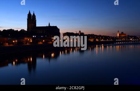 Magdeburg, Deutschland. Juli 2020. Die Silhouette des Doms ragt im Abendlicht über der Elbe heraus. Der Dom des Erzbistums Magdeburg wurde 1363 geweiht und ist die Begräbniskirche Otto des Großen. Quelle: Hendrik Schmidt/dpa-Zentralbild/dpa/Alamy Live News Stockfoto