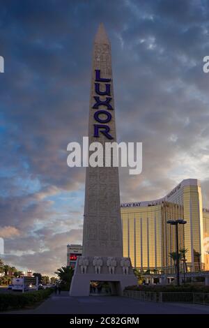 Der Obelisk vor dem Luxor Hotel und Casino in Las Vegas, NV Stockfoto
