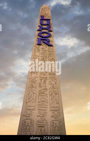 Der Obelisk vor dem Luxor Hotel und Casino in Las Vegas, NV Stockfoto