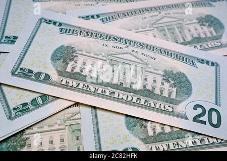 Weißes Haus gesehen auf 20 US-Dollar Banknote, die auf dem Stapel von anderen Bargeld platziert wird. Selektiver Fokus. Stockfoto