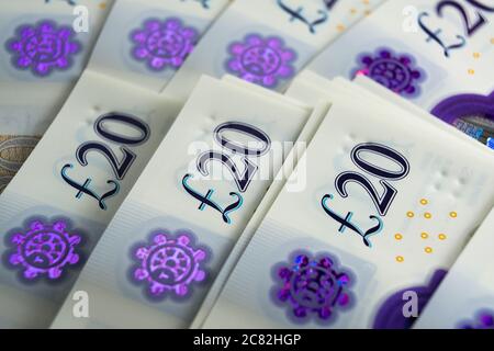 Britische Pfund Sterling Banknoten. Ecken von 20 Pfund-Noten. Nahaufnahme des Fotos, das das Ornament auf dem Hologramm hervorhebt. Stockfoto