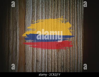 Kolumbianische Flagge, Grunge, auf Holzhintergrund, 3D-Illustration Stockfoto