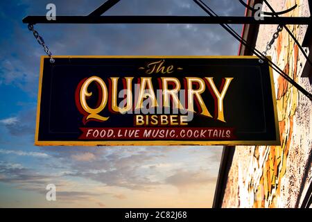 'The Quarry Bisbee'-Schild am Kopfschild vor dem Gebäude an der Brewery Ave in Old Bisbee, AZ Stockfoto