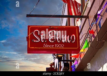 S t Elmo' Schild vor dem Gebäude auf der Brewery Ave in Old Bisbee, AZ Stockfoto