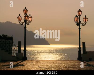 Silhouette zwei Straßenlaterne auf Hintergrund Sonnenuntergang an der Amalfiküste in Kampanien Stockfoto