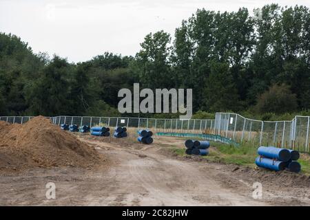 Chalfont St Giles, Großbritannien. Juli 2020. Zwischen Chalfont St Giles und Amersham wird in Verbindung mit der Hochgeschwindigkeitsstrecke HS2 eine neue Affinity-Wasserleitung errichtet. Die Pipeline wird gebaut, um vor der Bildung von Trübung oder trübem Wasser in der Wasserversorgung durch Vortriebe und Piledriving-Aktivitäten auf dem HS2-Projekt zu schützen. Kredit: Mark Kerrison/Alamy Live Nachrichten Stockfoto