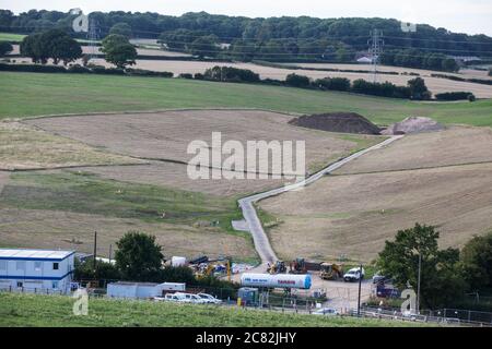 Chalfont St Giles, Großbritannien. Juli 2020. Die Erde wird nahe der Stelle eines Lüftungsschachts für den Chiltern Tunnel auf der Hochgeschwindigkeitsschienenverbindung HS2 aufgeschichtet. Das Verkehrsministerium genehmigte die Ausgabe von Notices to Proceed von HS2 Ltd an die vier Hauptbauunternehmen (MWCC), die im April 2020 an dem Eisenbahnprojekt mit einem Volumen von 106 Mrd. £arbeiten. Kredit: Mark Kerrison/Alamy Live Nachrichten Stockfoto