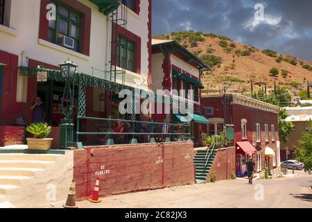 Leute vor dem Copper Queen Hotel auf der Howell Ave in Old Bisbee, AZ Stockfoto