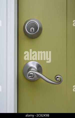 Foto einer Haustür mit einem schicken Zinntürknopf und einem Schraubenset Stockfoto