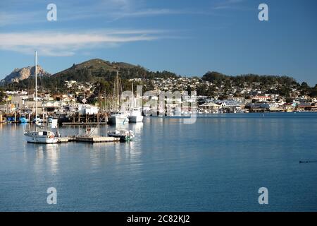 Angeln und Freizeitboote an einem Sommernachmittag in Morro Bay, Kalifornien Stockfoto
