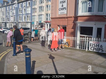 Wiedereröffnung von Cafés und Pubs in Wales, mit zweisprachigen Sicherheitsschildern in Walisisch und Englisch. Wales hat die Lockdown viel später als in England und wieder gelockert Stockfoto