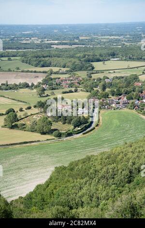 Blick auf Poynings von einem Hügel auf Devil's Dike Valley, South Downs, Sussex, Großbritannien Stockfoto