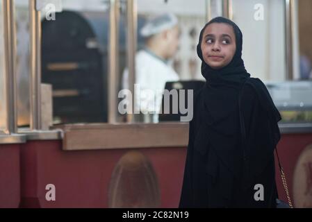 Muslim junges Mädchen trägt Hijab. Souq Waqif, Doha, Katar Stockfoto