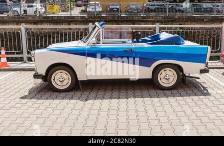 HRENSKO, TSCHECHISCHE REP - 19. JULI 2020. Historischer Trabant-Wagen, modifiziert als Cabriolet. Weiß-blauer trabant an einem sonnigen Tag in Hratensko, Tschechien. Stockfoto
