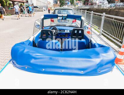 HRENSKO, TSCHECHISCHE REP - 19. JULI 2020. Historischer Trabant-Wagen, modifiziert als Cabriolet. Weiß-blauer trabant an einem sonnigen Tag in Hratensko, Tschechien. Stockfoto
