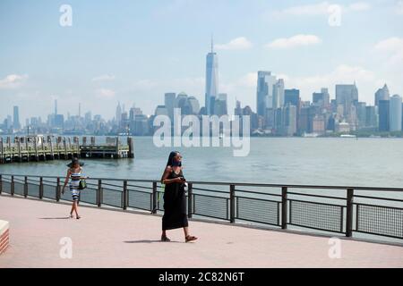 New York, USA. Juli 2020. Besucher besichtigen die Liberty Island in New York, USA, 20. Juli 2020. New York City trat am Montag in die vierte Phase der Wiedereröffnung ein, ohne weitere Innenräume wieder aufzunehmen, da lokale Beamte über eine mögliche zweite Welle von Coronavirus-Infektionen besorgt sind, die von neuen Hotspots im ganzen Land hierher gebracht wurden. Die Liberty Island, auf der sich die Freiheitsstatue befindet, wurde am Montag geöffnet, während das Innere der Statue und das Museum für die Öffentlichkeit geschlossen bleiben. Quelle: Wang Ying/Xinhua/Alamy Live News Stockfoto