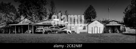 Ein Panorama-Format einer Fake Town, mit einer gefälschten Goober's Service Station, einer Kirche, General Store & Mannequins, in ländlichem mittleren TN, in schwarz und weiß Stockfoto