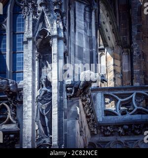 Ulmer Münster oder Dom der Stadt Ulm, Detail mit Skulpturen, Deutschland. Der alte gotische Dom ist das Wahrzeichen von Ulm. Blick auf die verzierte Luxus-Außenansicht Stockfoto