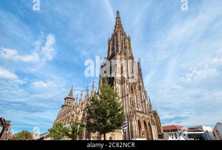 Münster oder Dom von Ulm, Deutschland. Es ist mittelalterliche Touristenattraktion von Ulm. Blick auf die alte gotische Kathedrale auf blauem Himmel Hintergrund, Wahrzeichen Stockfoto