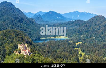 Landschaft der bayerischen Alpen mit Schloss Hohenschwangau, Deutschland. Luftbild landschaftlich schöne Burg und Schwansee. Landschaft des alpinen Berges Stockfoto