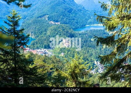 Landschaft der bayerischen Alpen mit Schloss Hohenschwangau, Deutschland. Landschaftlich schöne Burg zwischen Seen und Schwangau Dorf, Landschaft der Alpen Stockfoto